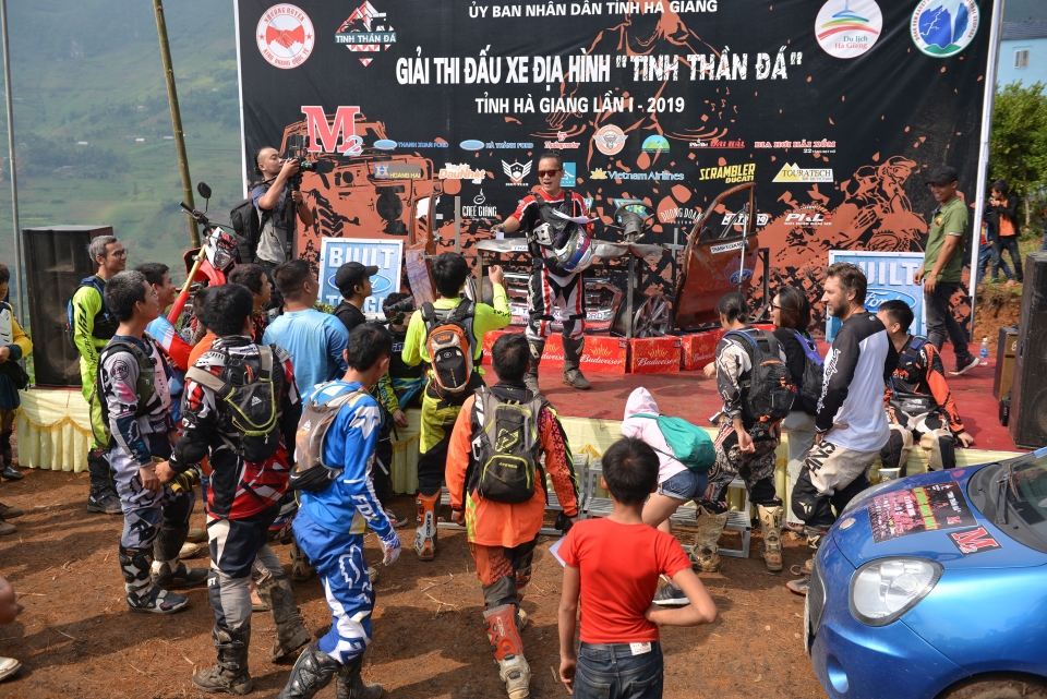 nhung tay dua cao cao o lai don rac sau giai off road o ha giang