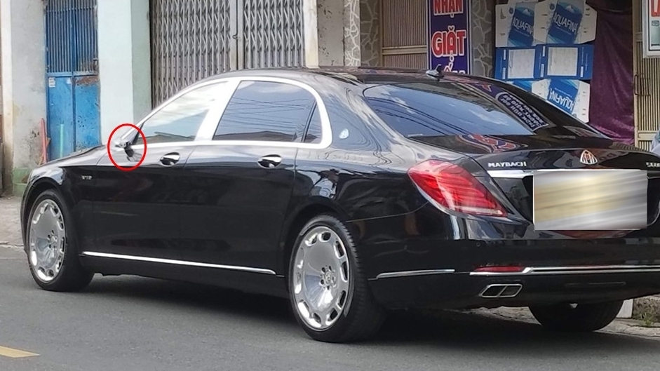 Mercedes-Maybach S600 bị trộm vặt "tai" trên phố Sài Gòn