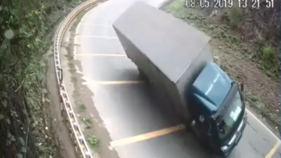 Xe tải lật nhào tại điểm đen dốc Cun, tài xế sống sót nhờ hộ lan 2 tỷ