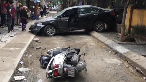 Nữ tài xế Toyota Camry lùi xe, đâm chết người phụ nữ điều khiển Honda Lead