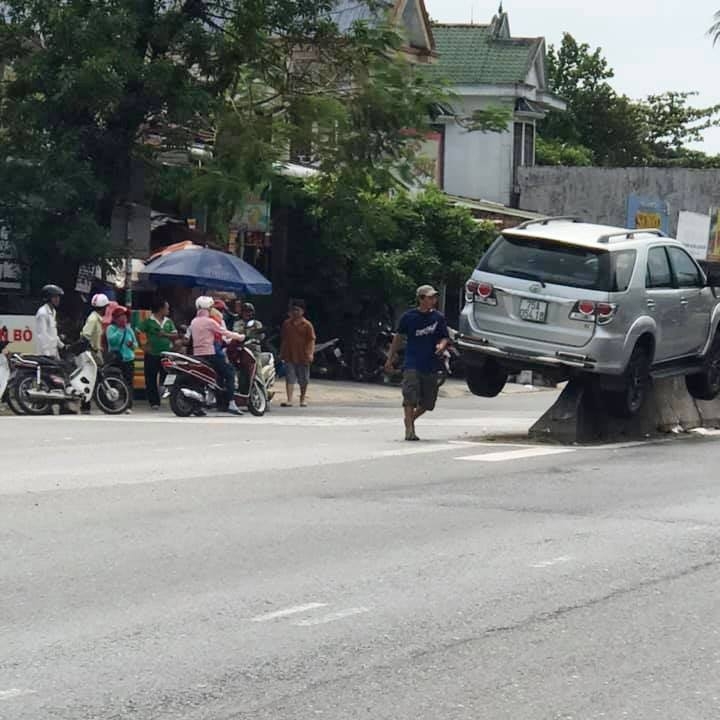 thanh lat toyota fortuner treo bung tren dai phan cach cung o hue