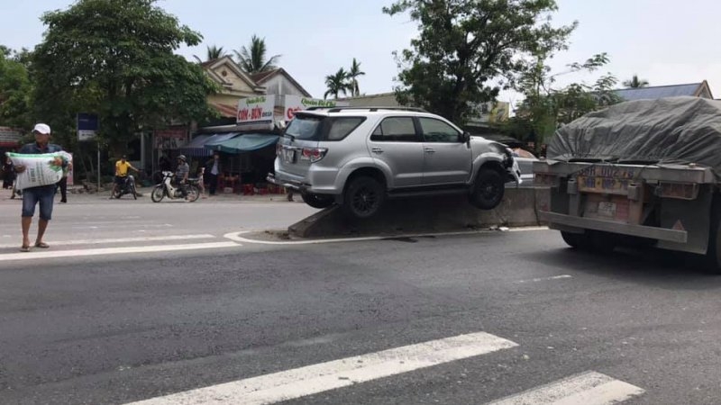 thanh lat toyota fortuner treo bung tren dai phan cach cung o hue