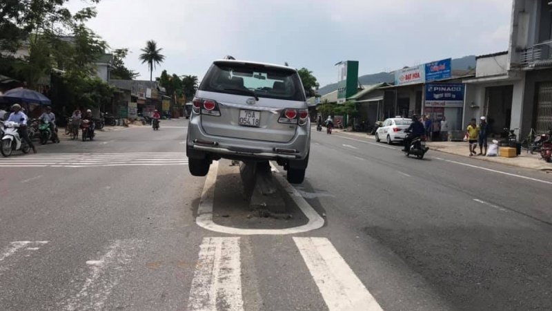 thanh lat toyota fortuner treo bung tren dai phan cach cung o hue