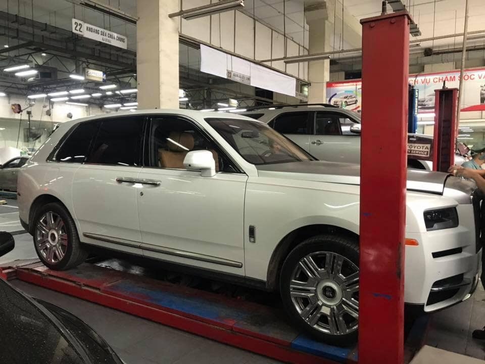 rolls royce cullinan dau tien ve viet nam lam dich vu tai dai ly toyota