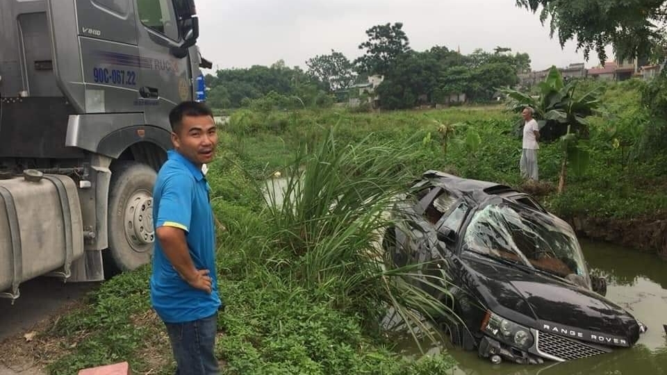 Đối đầu với xe ben, Range Rover 'lộn cổ' xuống mương nước