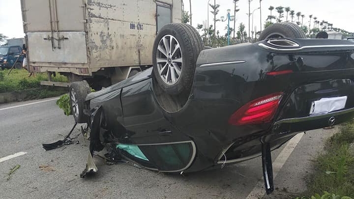 Mercedes-Benz E-Class lật ngửa sau cú lao đầu vào cột điện