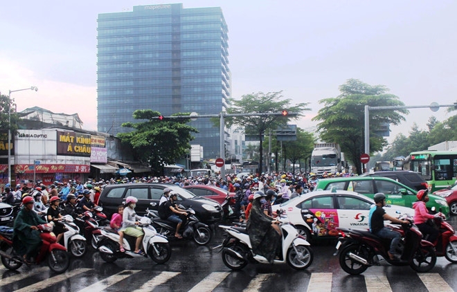 bo gtvt de nghi phat phuong tien vuot den xanh khi nut giao dang un tac
