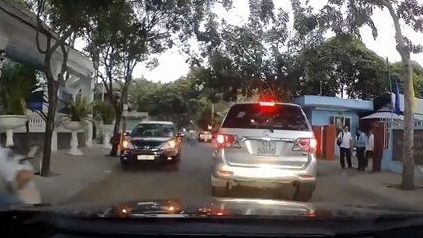 Lái xe, nhường đường hay không nhường?