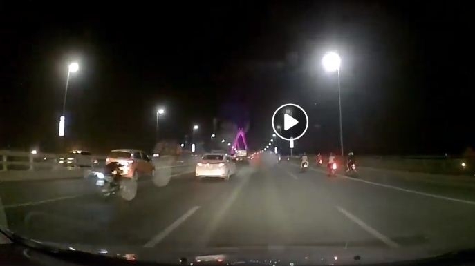 Quái xế lái mô tô tông vào đuôi xe tải, tử vong trên cầu Nhật Tân