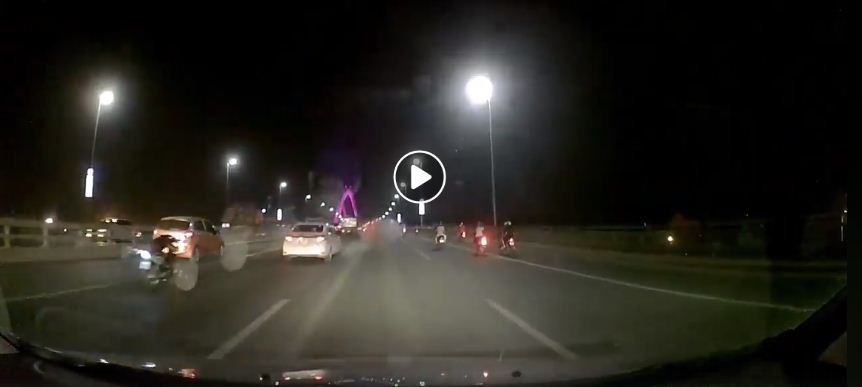 quai xe lai mo to tong vao duoi xe tai tu vong tren cau nhat tan