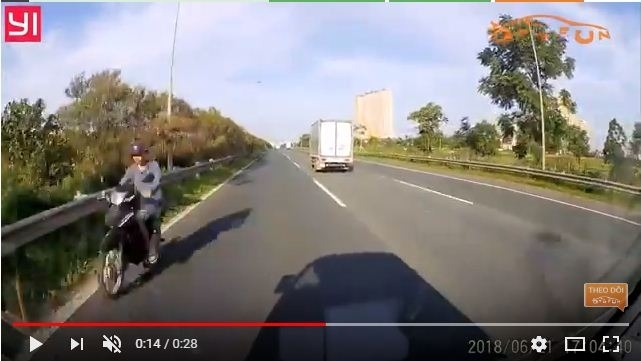 Xe máy 'như tàng hình' lao ngược chiều trên đại lộ Thăng Long