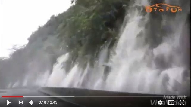 Rợn ngợp trước cảnh tượng lái xe xuyên qua “Con đường thác lũ” ở Hà Giang