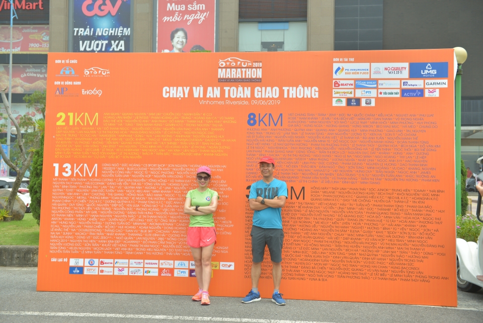 van dong vien otofun marathon 2019 no nuc den nhan race kit truoc giai chay