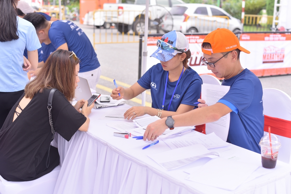 van dong vien otofun marathon 2019 no nuc den nhan race kit truoc giai chay