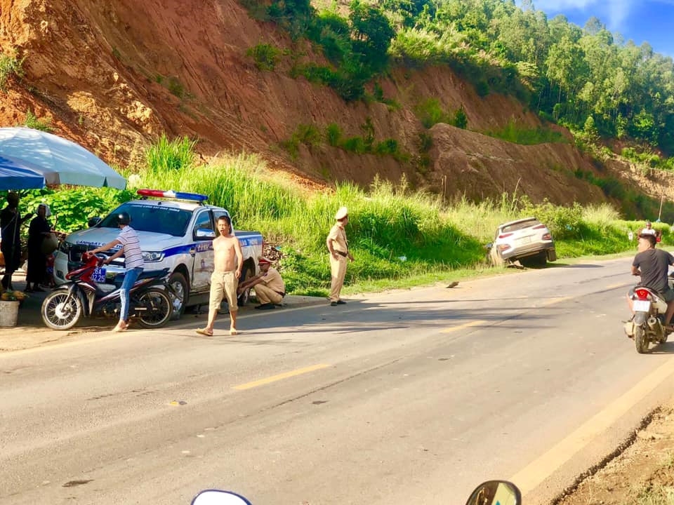 hyundai kona lan lan dam trung ford ranger cua canh sat giao thong