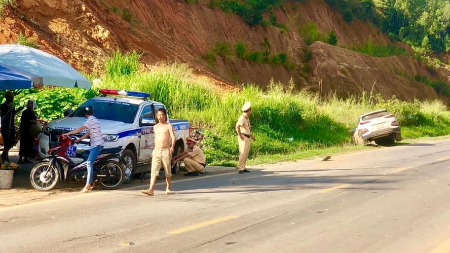 Hyundai Kona lấn làn đâm trúng Ford Ranger của cảnh sát giao thông