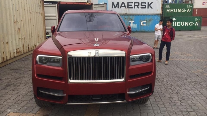 SUV siêu sang Rolls-Royce Cullinan "áo đỏ" về Hà Nội