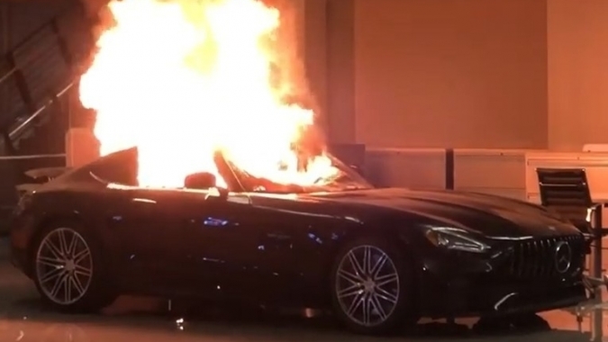 Người biểu tình đập phá showroom 'thiêu sống' siêu xe Mercedes-AMG GT