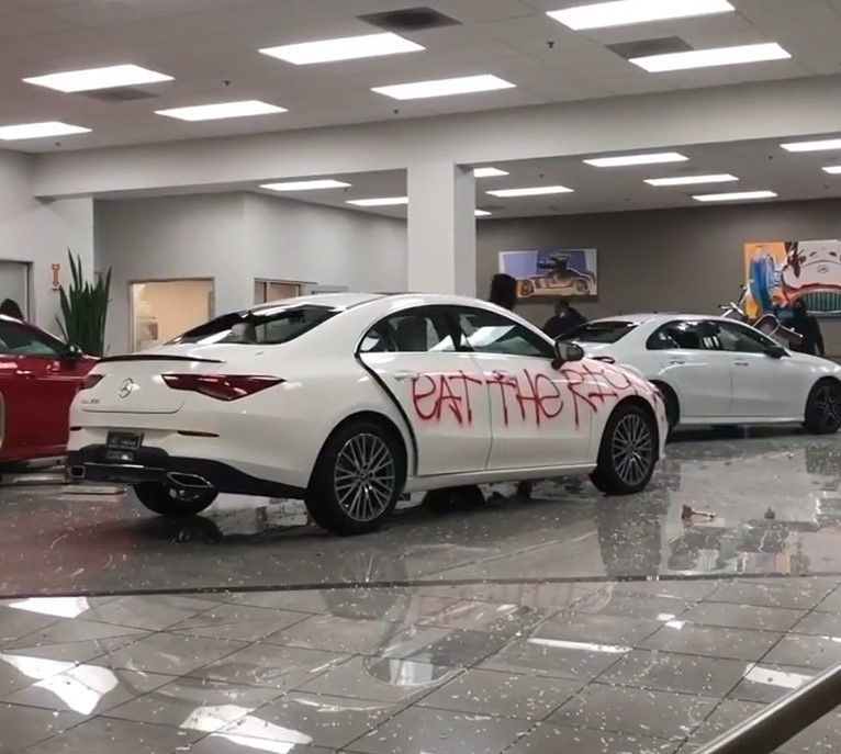 nguoi bieu tinh dap pha showroom thieu song sieu xe mercedes amg gt