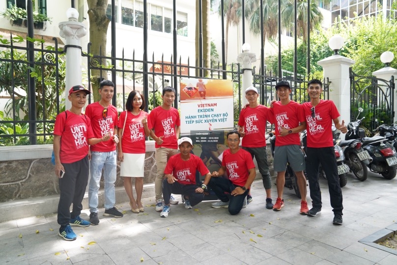 9 chàng trai một cô gái chạy tiếp sức 2.400 km từ Cửa khẩu Hữu Nghị tới Mũi Cà Mau 9 chang trai mot co gai chay tiep suc 2400 km tu cua khau huu nghi toi mui ca mau