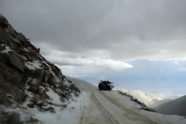 hanh trinh phuot mo to tren vung bac an va thoat khoi than chet tren dinh khardung la