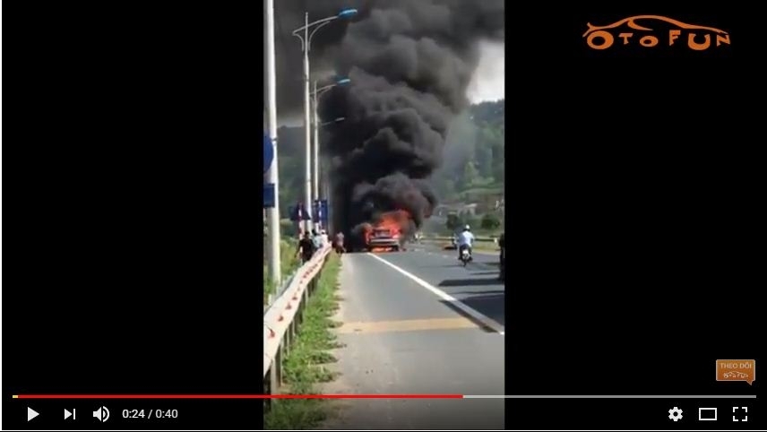 Xe container bốc cháy dữ dội tại Lạng Sơn