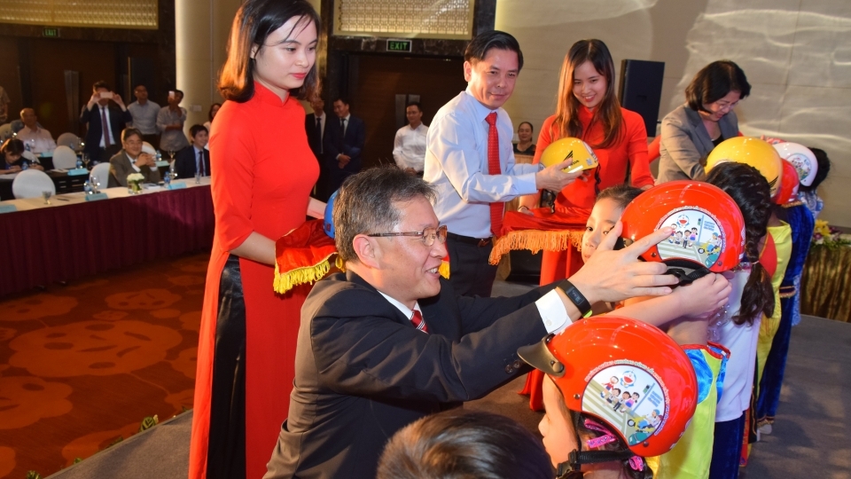 Honda Việt Nam tặng 1,95 triệu mũ bảo hiểm cho học sinh lớp Một năm học 2018-2019