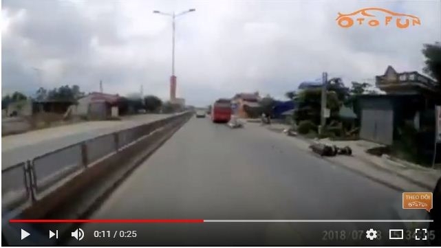 "Trẻ trâu" vượt ẩu va chạm với người đi ngược chiều