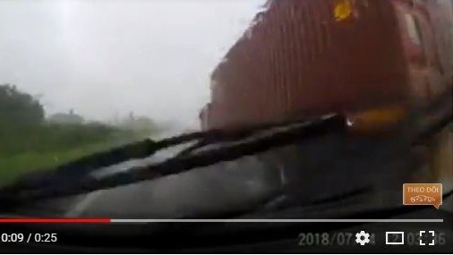 Khoảnh khắc hối hận khi xe con cố vượt container giữa trời mưa