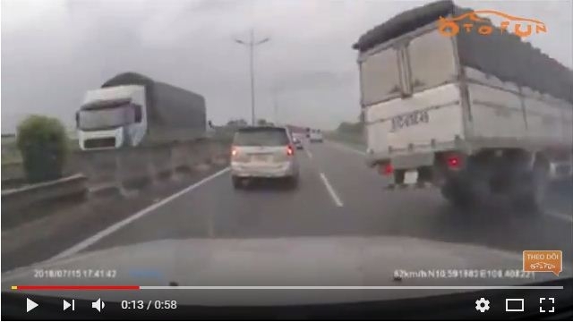 Xe tải nổ lốp lật ngang trên cao tốc Trung Lương