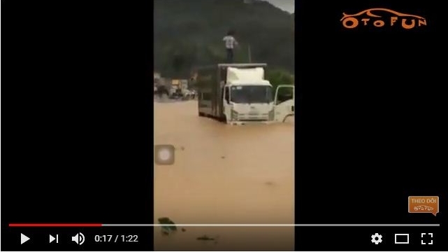Xe tải "chôn chân" giữa dòng nước xiết ở Yên Bái