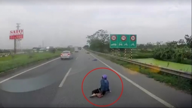 Bị giật túi, người phụ nữ văng lông lốc trên cao tốc Bắc Ninh - Hà Nội