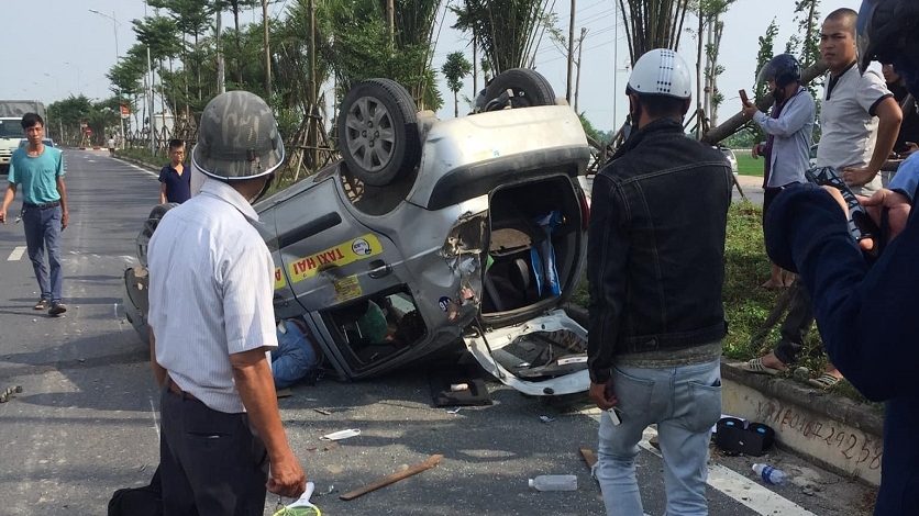 Sau khi gây tai nạn liên hoàn, tài xế lái Ford Ecosport bỏ trốn