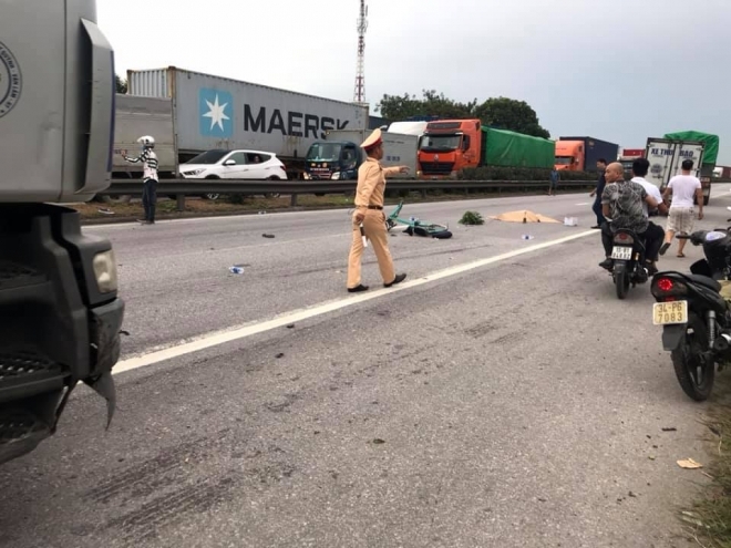 xum xit xem tai nan giao thong dam dong bi xe lao trung