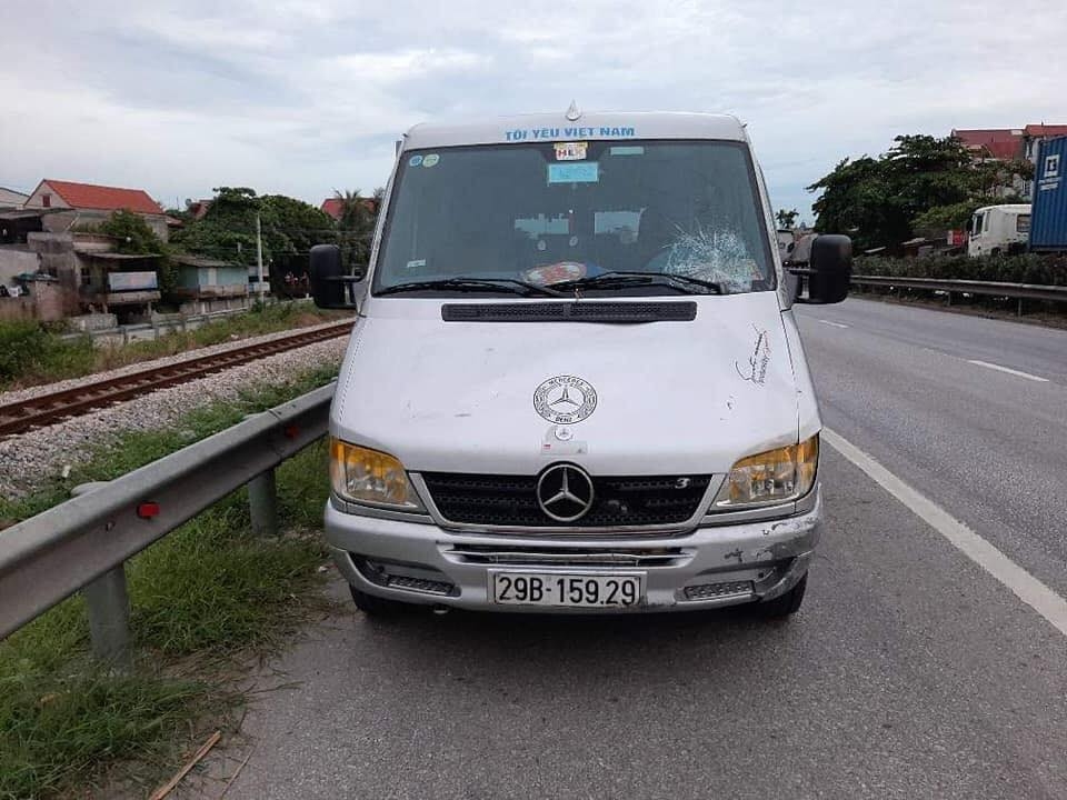 xum xit xem tai nan giao thong dam dong bi xe lao trung