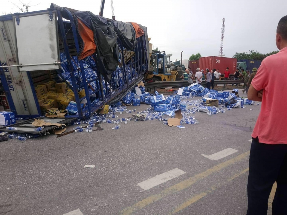 xum xit xem tai nan giao thong dam dong bi xe lao trung