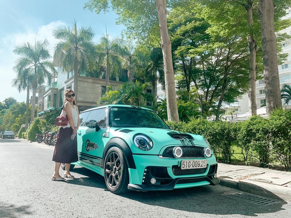 nu vdv xinh dep va chiec mini cooper xanh mint loi thach dau ngot ngao cua giai tc motor goc 2020