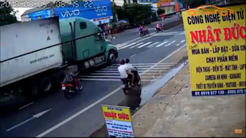 dieu khien xe may huc container nu ninja suyt mat mang