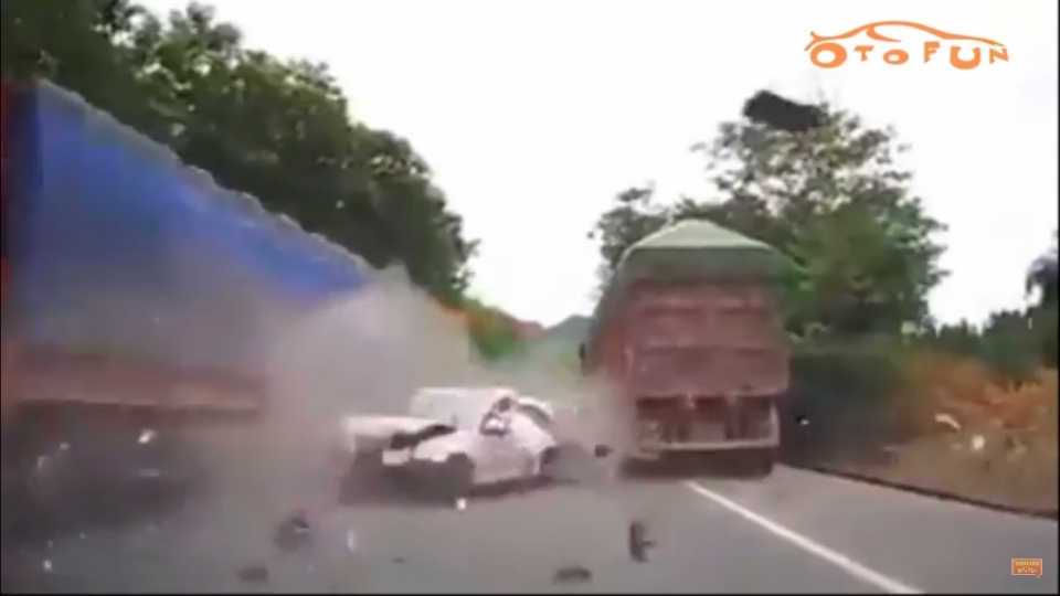 Tài xế ô tô sống sót thần kỳ sau cú va chạm "đúp" với 2 xe container
