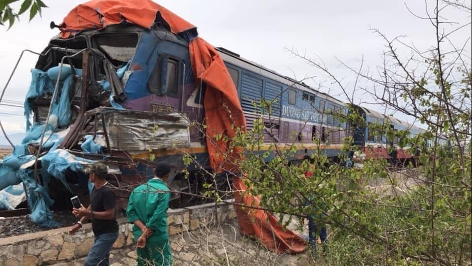 Xe tải nát vụn sau va chạm với tàu hỏa ở Ninh Thuận