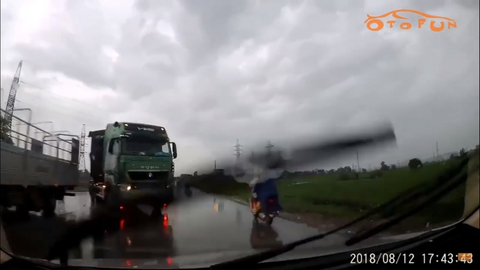 Truy tìm tài xế bỏ chạy sau cú lấn làn khiến xe ngược chiều lao xuống mương