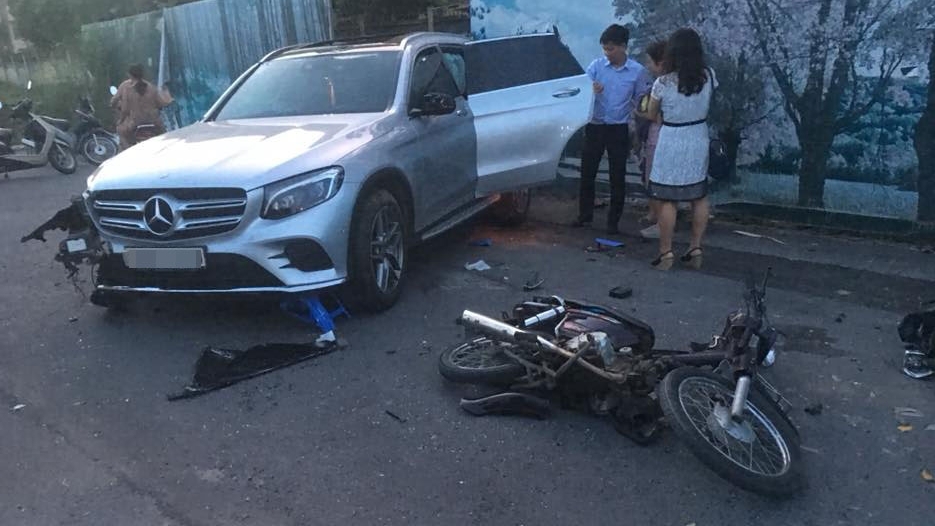 Mercedes-Benz GLC hạ gục cột đèn và 3 xe máy ở khu đô thị Nam An Khánh