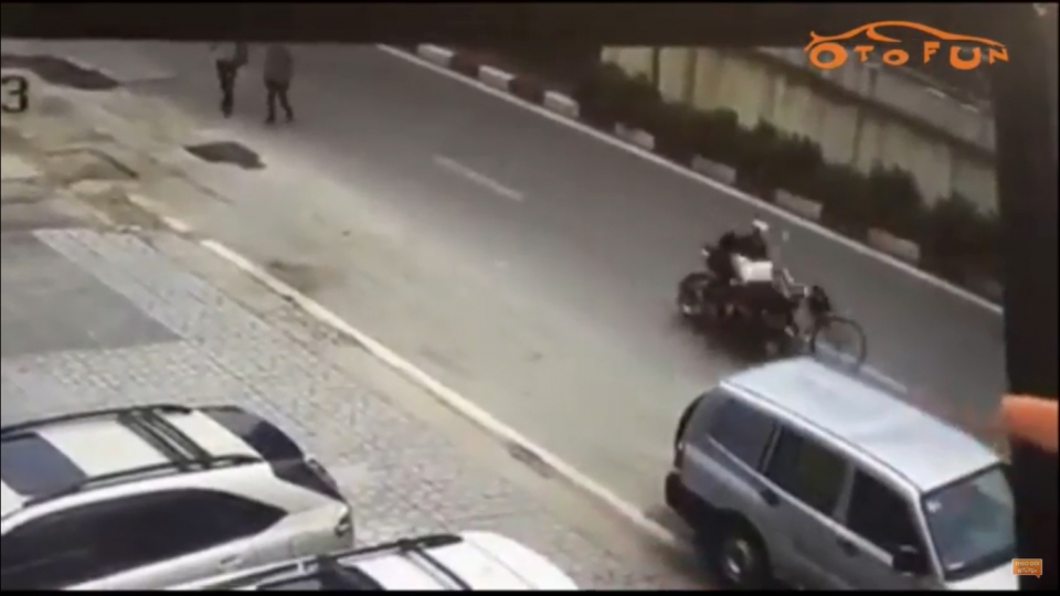 truy tim nguoi dieu khien xe phan khoi lon dam ba cu roi bo chay