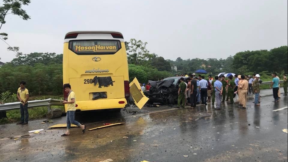 Xe khách lao qua dải phân cách, đâm bẹp xe 7 chỗ trên cao tốc Nội Bài - Lào Cai