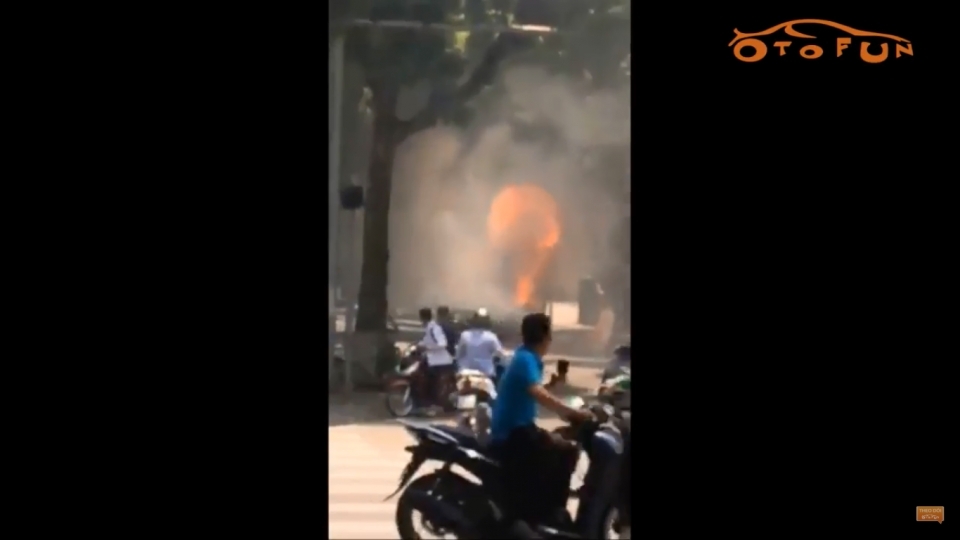 Xe tải bốc cháy ngùn ngụt trên đường phố Hà Nội