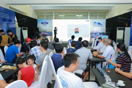 ford roadshow 2019 hut 700 khach trai nghiem ngay trong tuan dau to chuc