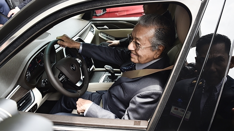 Thủ tướng Malaysia Mahathir Mohamad tự tay lái xe VinFast Lux SA 2.0