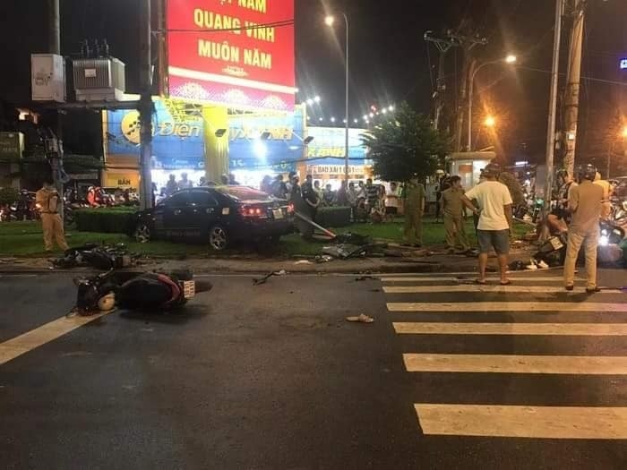 nu tai xe 23 tuoi dap nham chan ga toyota camry ha guc 8 xe may