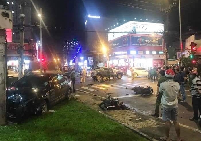 nu tai xe 23 tuoi dap nham chan ga toyota camry ha guc 8 xe may