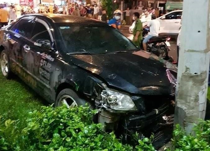 nu tai xe 23 tuoi dap nham chan ga toyota camry ha guc 8 xe may
